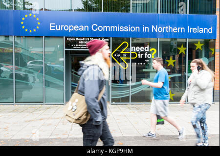 Das Büro der Europäischen Kommission in Belfast, Großbritannien, mit Leuten, die hereinspazieren gehen, ist nicht da. Das Büro der Europäischen Kommission in Nordirland wurde eingerichtet Stockfoto