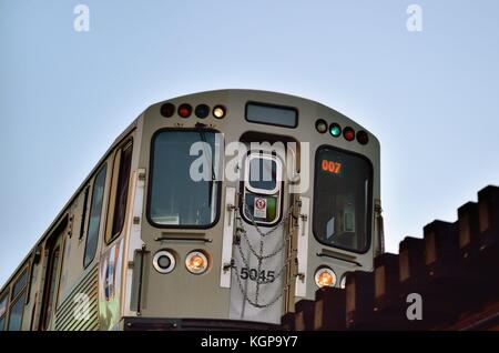 Ein Chicago CTA rapid transit L Bahn verhandelt durch eine Kurve über Wabash Avenue direkt vor dem berühmten Loop der Stadt. Chicago, Illinois, USA. Stockfoto