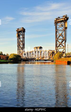 Chicago's venerable Canal Street Railroad Bridge über den Süden Zweig des Chicago River. Chicago, Illinois, USA. Stockfoto