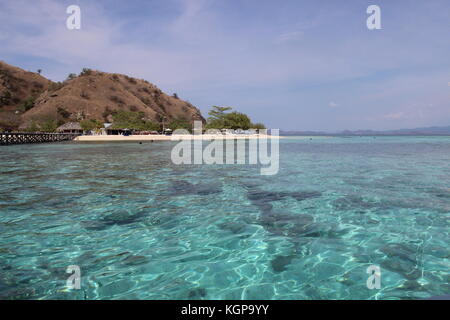 Strand Landschaft der Insel kanawa, Nusa Tenggara Timur Indonesien. Der natürliche Strand mit klarem und sauberem Wasser mit Blick auf Riff. Stockfoto
