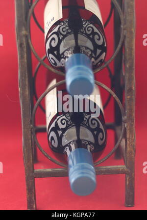 Wine Rack mit Weinflaschen Stockfoto