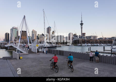 Auckland, Neuseeland - 22 2017 Februar: Radfahrer sind über die klappbrücke zwischen der Wynyard Quartal zu überqueren, Auckland's neueste Waterfront ne Stockfoto