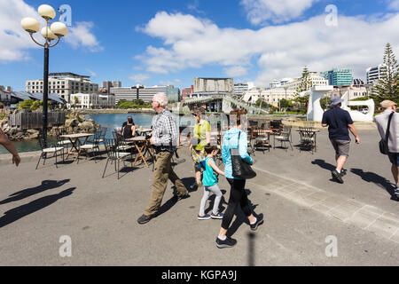 Wellington, Neuseeland - 1. März 2017: Leute Spaziergang entlang der Strandpromenade in wellingtion an einem sonnigen Sommertag in Neuseeland Hauptstadt. Stockfoto