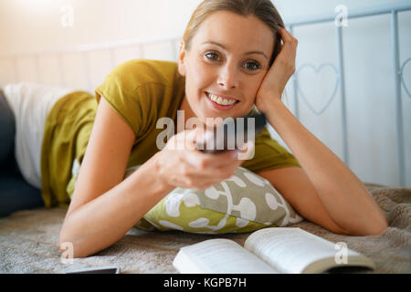 Frau Festlegung im Sofa Fernsehen Stockfoto