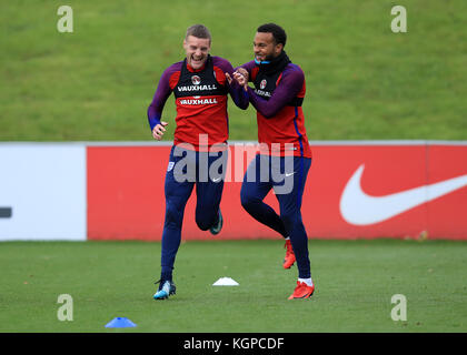 Die Engländerin Jamie Vardy (links) und Ryan Bertrand während einer Trainingseinheit im St. George's Park, Burton. Stockfoto