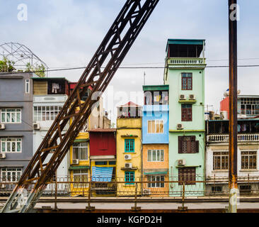 Typischen bunten Häuser in der Innenstadt von Hanoi, Vietnam Stockfoto