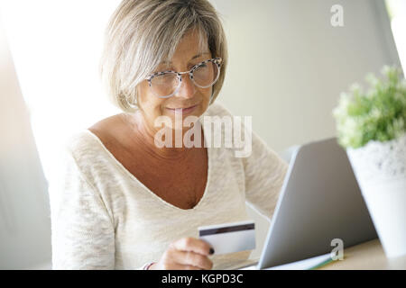 Ältere Frau Kauf im Internet mit Kreditkarte Stockfoto