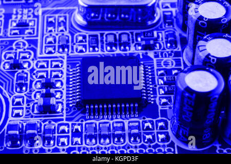 Widerstände, Kondensatoren und andere elektronische Komponenten von Micro Chip im Computer schließen. Stockfoto