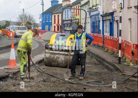 Bauarbeiten an der Hauptstraße in Schull, West Cork, Irland, zu installieren einen Fußgängerüberweg. Stockfoto