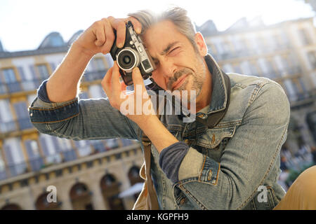 Fotograf in Spanien Bilder aufnehmen mit Vintage Kamera Stockfoto