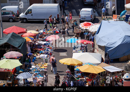 Lissabon, Portugal - 25. Juni 2016: der Kaufmann aus laiding seine Waren auf dem Boden in der Flohmarkt in der alfama. Lissabon Portugal Stockfoto