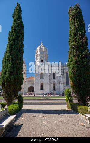 Lissabon, Portugal - Juli 02, 2016: der Blick auf die Kirche von Santa Maria der Kloster Jeronimos durch den wunderschönen Garten am Empire Square.li Stockfoto