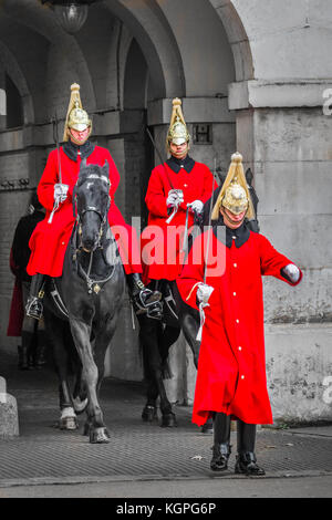 Ändern von montiert der Königin Rettungsschwimmer an der Horse Guards in Whitehall, London, England. Stockfoto