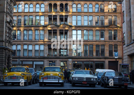 Dreharbeiten in Glasgow für neue TV-Show auf Sky, melrose. Auto warten aufgefordert, während des Filmens in Glasgow. Stockfoto