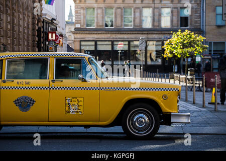 Dreharbeiten in Glasgow für neue TV-Show auf Sky, melrose. yellow cab Warten aufgerufen werden. Stockfoto