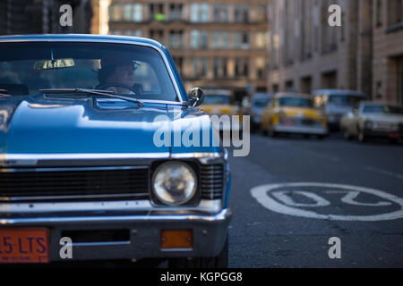 Dreharbeiten in Glasgow für neue TV-Show auf Sky, melrose. Mann in Chevrolet bleibt in Gedanken. Stockfoto