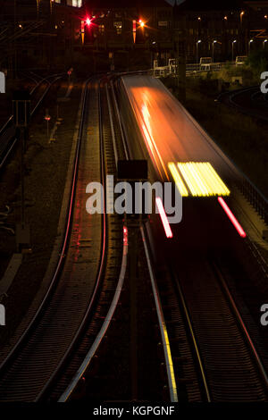 Eine S-Bahn fährt bis Ostbahnhof, Berlin 2017. Stockfoto