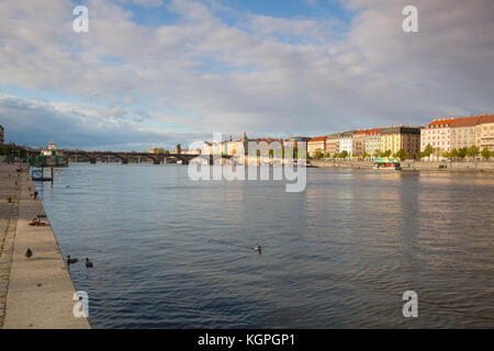 Prag, Tschechische Republik - April 23,2017: die Moldau und die Prager Architektur aus Bezirk Smichov (Prag 5) bei Sonnenuntergang. der Tschechischen Republik. Stockfoto