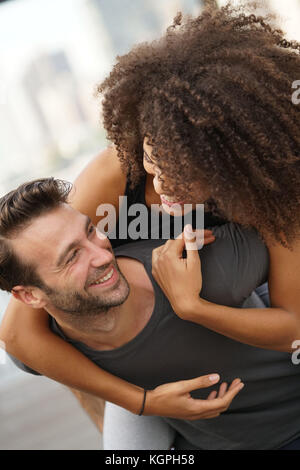 Mann, piggyback Ride zu Freundin Stockfoto