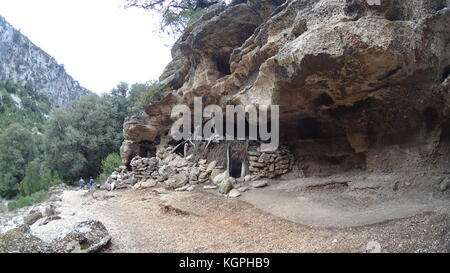 Stein und Holz schützt in höhlenmenschen Stil. Stockfoto