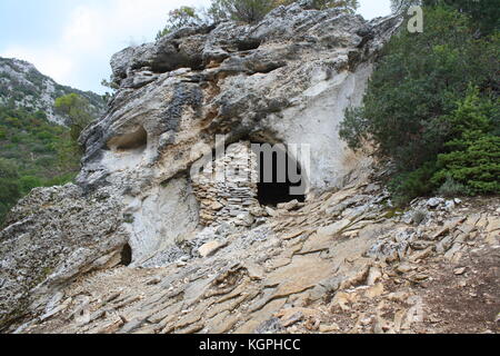 Stein und Holz schützt in höhlenmenschen Stil. Stockfoto