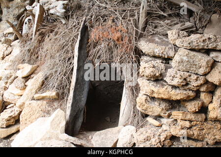 Stein und Holz schützt in höhlenmenschen Stil. Stockfoto