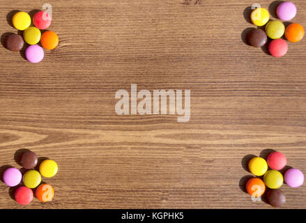 Blume - von bunten Süßigkeiten für Hintergründen auf thewooden Tabelle geformt Stockfoto
