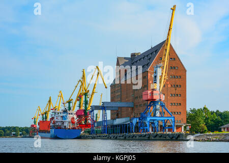 Kaliningrad, ein Frachtschiff auf dem Dock am alten Getreideaufzug im Hafen Stockfoto