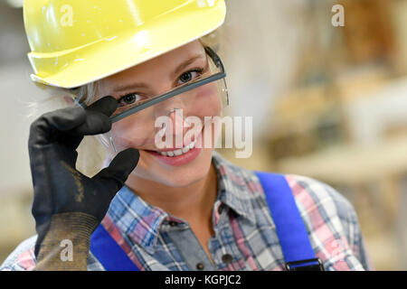 Portrait von lächelnden Azubi tragen Sicherheit Ausrüstung Stockfoto