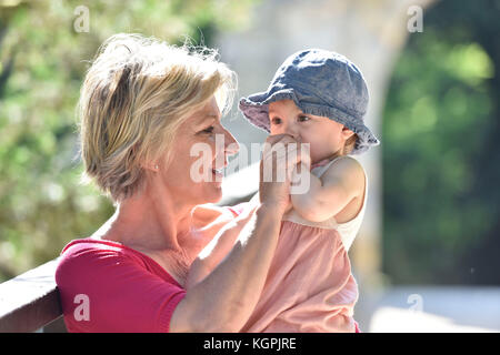 Großmutter genießen Sommer Tag mit baby girl Stockfoto