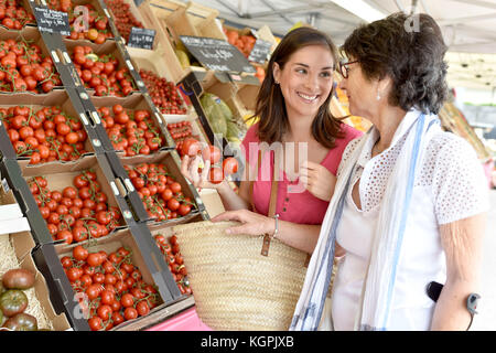 Ältere Frau, Lebensmittelgeschäft mit Hilfe der Pflegeperson Stockfoto