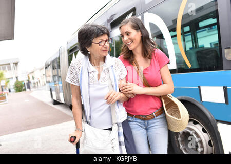 Ältere Frau mit nach Hause Pfleger Wenn Sie aus dem Bus Stockfoto