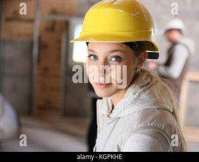 Junge Frau in Bau berufliche Ausbildung Stockfoto