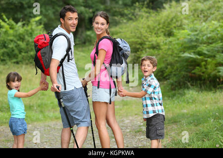 Familie auf einem Trekking Tag in Landschaft Stockfoto