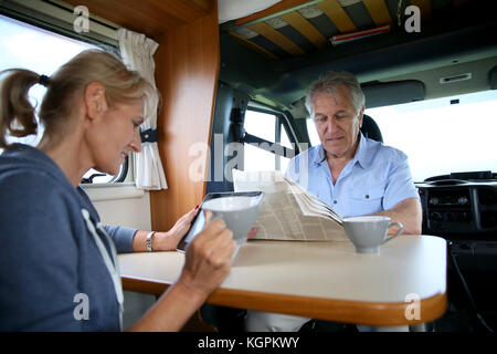 Senior paar entspannende innen Camper Stockfoto