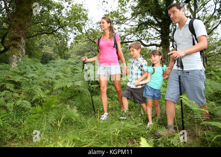 Familie auf einem Trekking Tag in Landschaft Stockfoto