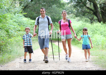 Familie auf einem Trekking Tag in Landschaft Stockfoto