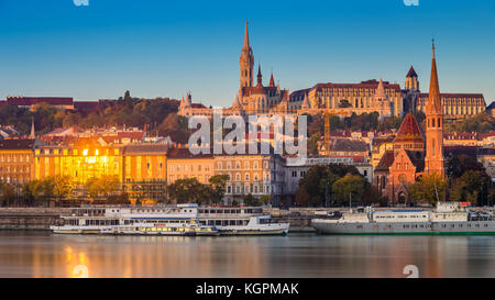 Budapest, Ungarn - Goldene Stunde am Morgen auf Buda-Seite mit der Buda-Burg, der St.-Matthias Kirche und der Fischerbastion mit alten Schiffen auf Ri Stockfoto