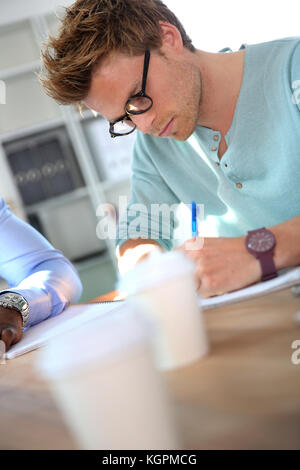 Portrait des jungen Mannes ausfüllen Antragsformular Stockfoto