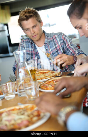 Junge Menschen, die Pizza zum Mittagessen Stockfoto