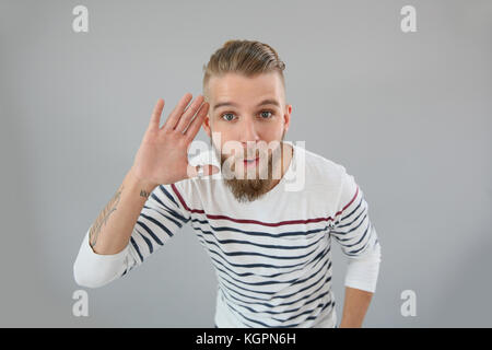 Mann mit Staunen betrachten, isoliert Stockfoto