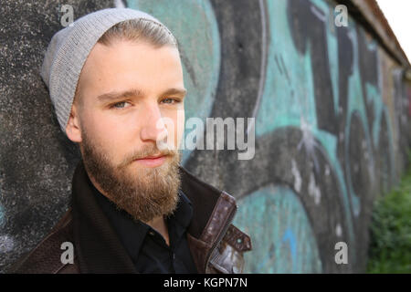 Portrait von stilvollen Kerl mit Bart in Street Stockfoto