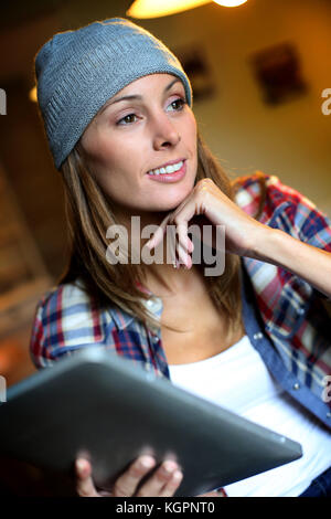 Hipster Mädchen surfen auf Tablet in der Küche Stockfoto