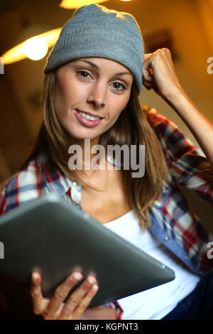 Hipster Mädchen surfen auf Tablet in der Küche Stockfoto