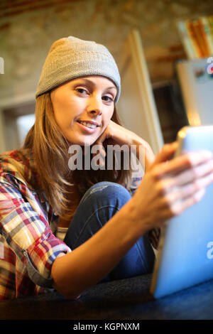 Hipster Mädchen surfen auf Tablet in der Küche Stockfoto