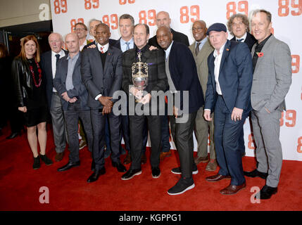 Foto Muss Gutgeschrieben werden ©Alpha Press 078237 08/11/2017 Amy Lawrence, Theo Foley, Nick Hornby, Tony Adams, Alan Smith, Paul Davis, David O'Leary, George Graham, Steve Bould, Michael Thomas, Ian Wright, Perry Groves, Alan Davies und Lee Dixon die 89 World Movie Premiere im Odeon Holloway Cinema in London Stockfoto