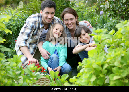 Portrait von glückliche Familie zusammen im Garten Stockfoto