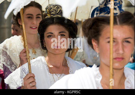 Bouche-du-Rhône (13), Camargue, Arles. Fête du costume (Pegoulade). Arlésiennes // Frankreich. Bouche-du-Rhone (13), Camargue, Arles. Kostümfest (Pegoula Stockfoto