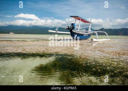 Gili Air, traditionelle indonesische Schiff festgebunden, Gili Inseln, Indonesien, Südostasien, Asien Stockfoto