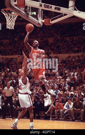 Michael Jordan von den Chicago Bulls in einem Spiel gegen die New York Knicks im Madison Square Garden 1991. Stockfoto